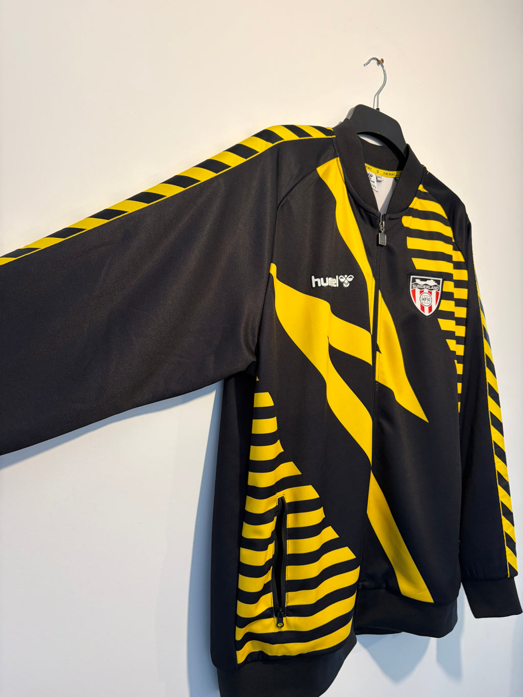 🏴󠁧󠁢󠁥󠁮󠁧󠁿 Sunderland Hummel Retro Remix Matchday Track Jacket