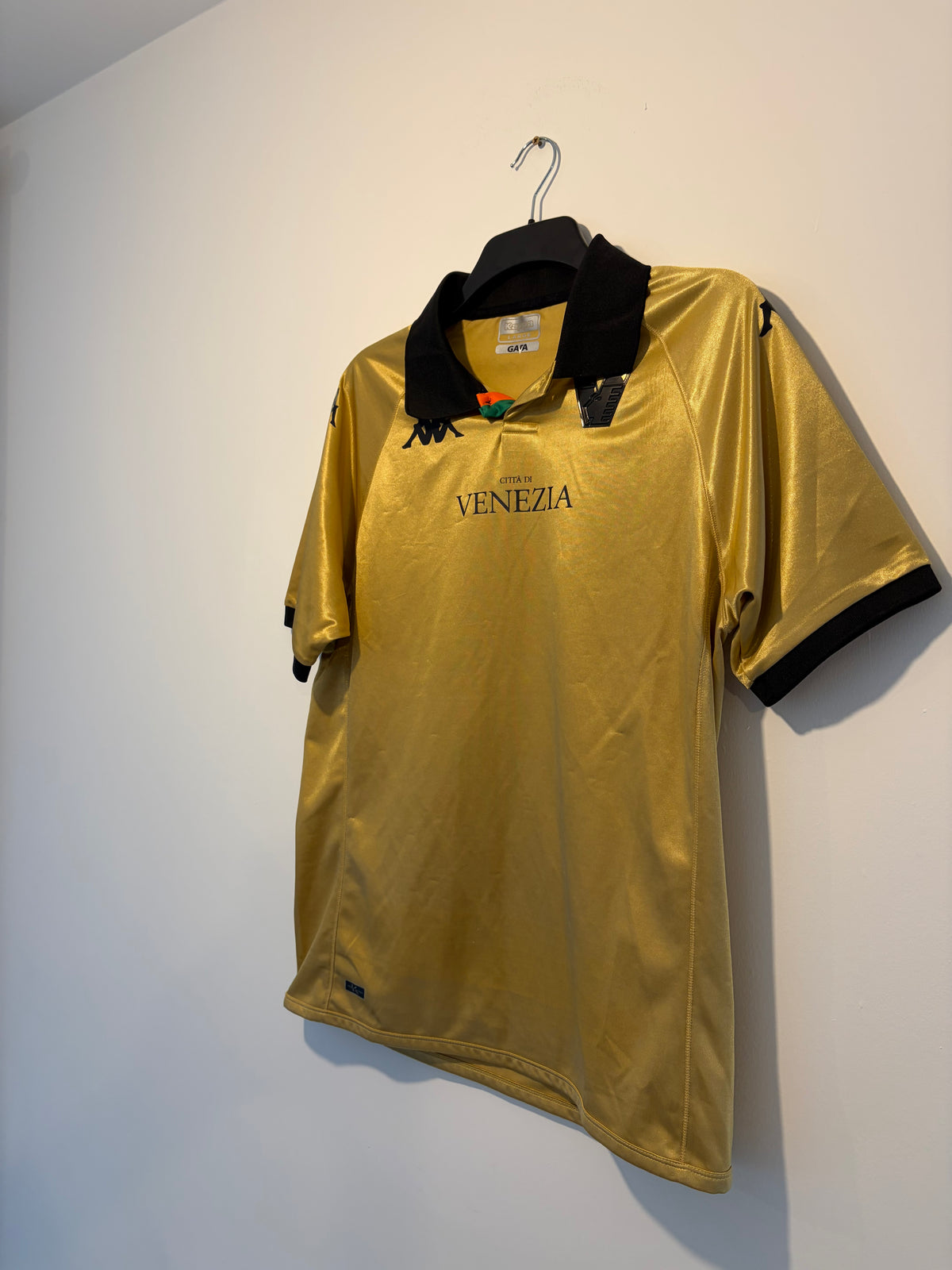 🇮🇹 Venezia FC 2022/23 Kappa Third Football Shirt – Gold