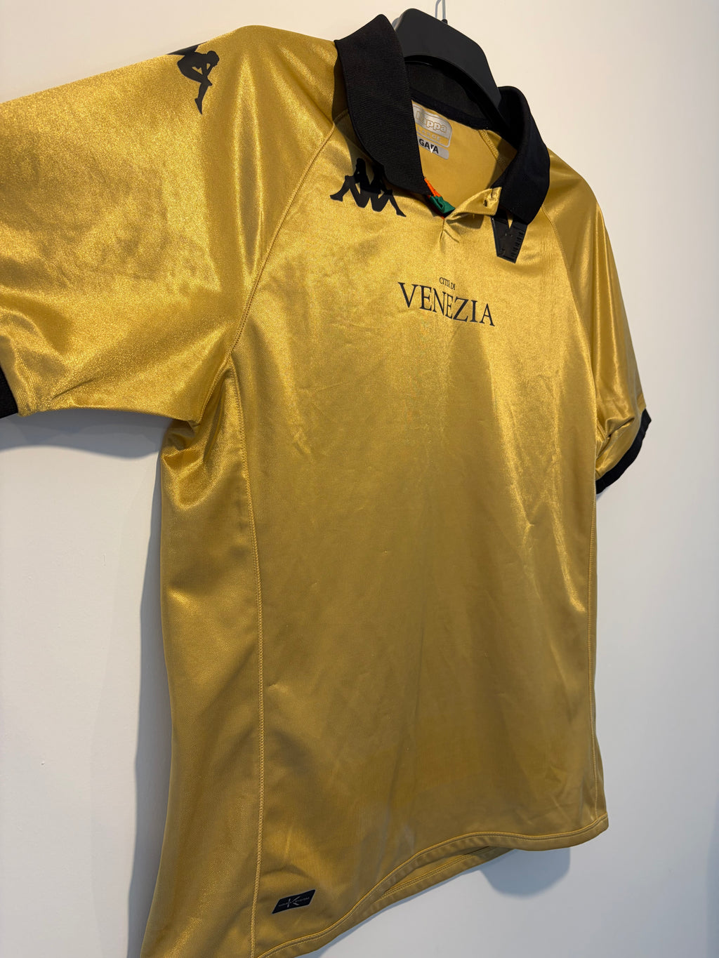 🇮🇹 Venezia FC 2022/23 Kappa Third Football Shirt – Gold